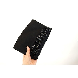 Bolso de noche de lino negro de los años 50 con bayas y cinta de terciopelo.