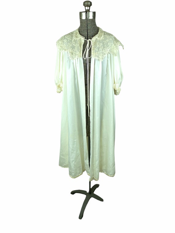 Vintage satin fly away ivory robe with Chantilly … - image 2