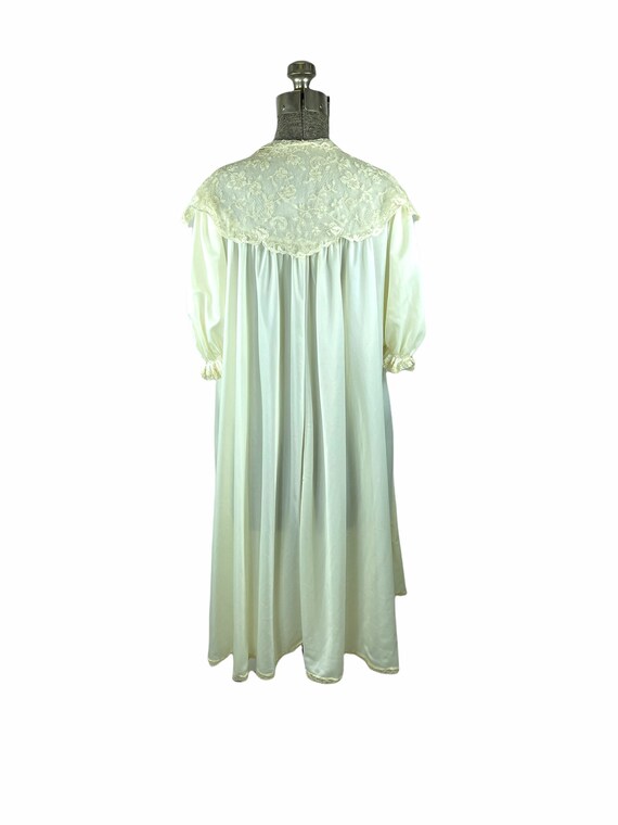 Vintage satin fly away ivory robe with Chantilly … - image 6