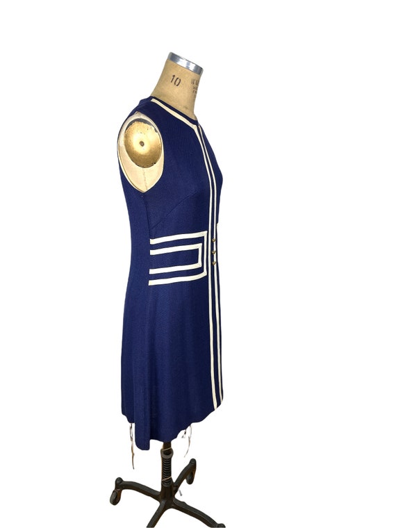 1960s blue linen shift dress with mod geo stripin… - image 5