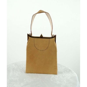 Bolso de mano de los años 50 en piel de cabrito color camello, inspirado en el Art Déco, con estructura metálica y piel perforada, Melbourne Bags