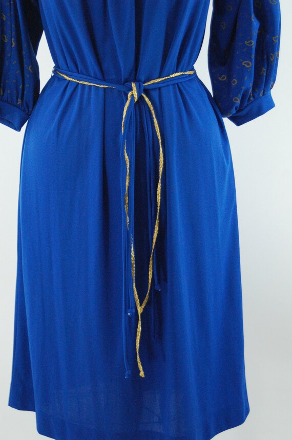 1970s Alfred Shaheen dress royal blue with gold p… - image 3