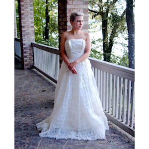 1950s wedding gown strapless gown white tiered ruffles and lace cupcake dress Size XS