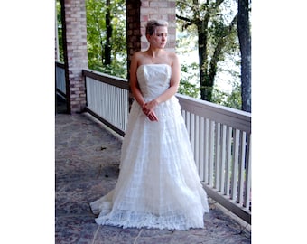 1950年代のウェディングドレス、ストラップレスのガウン、白いティアードフリルとレースのカップケーキドレス、サイズXS
