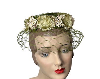 1950年代から60年代にかけての、シルクとベルベットの花が飾られた緑のベールハット