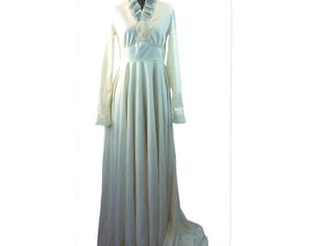 1970s wedding gown dress Edythe Vincent for Alfred Angelo with long train Size S