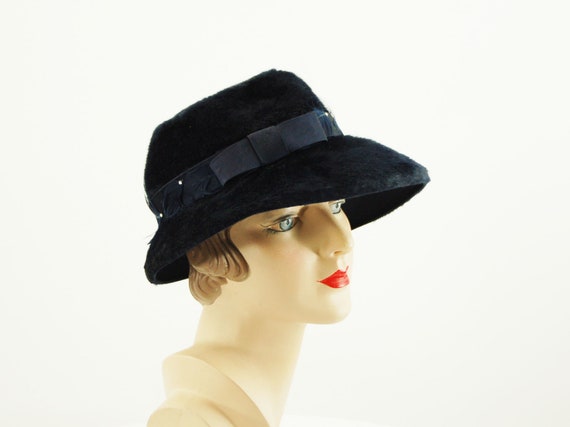 1940s fur felt hat navy blue with feather and rhi… - image 1