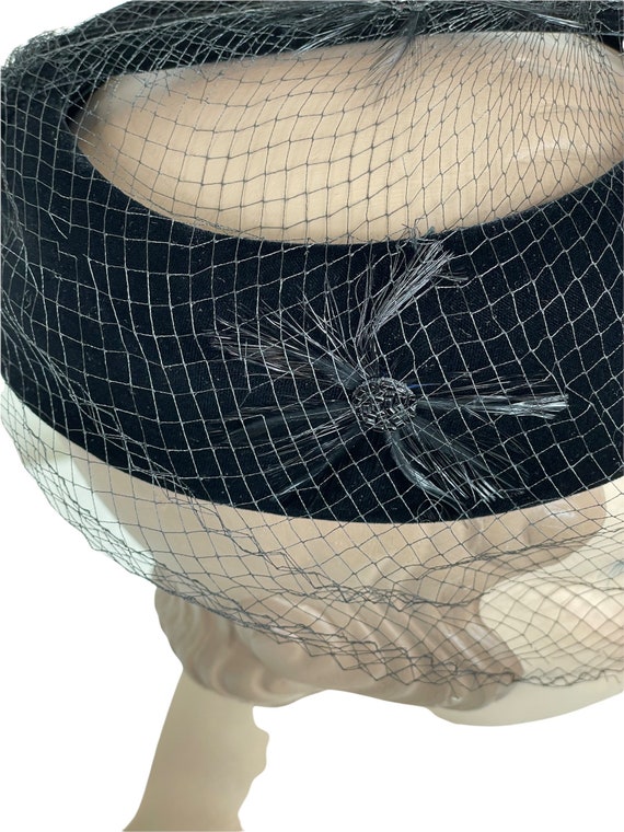 1960s black velvet hat with veil and open crown b… - image 6