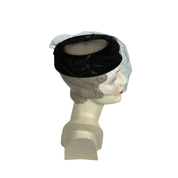 1960s black velvet hat with veil and open crown b… - image 1