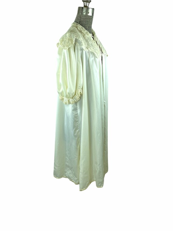 Vintage satin fly away ivory robe with Chantilly … - image 4