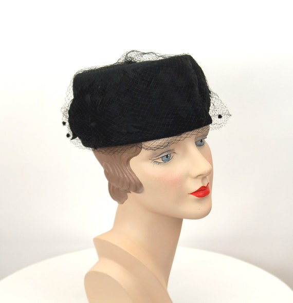 1960s black feather pillbox hat with veil and vel… - image 1