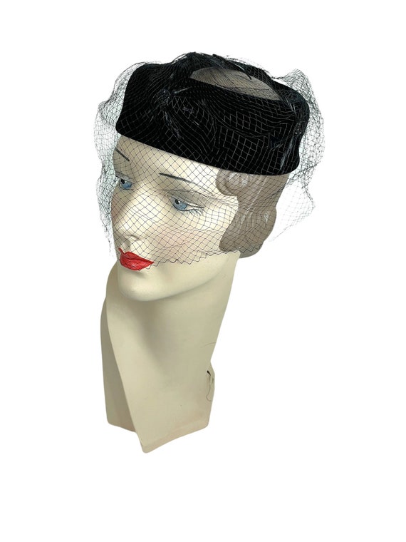 1960s black velvet hat with veil and open crown b… - image 3
