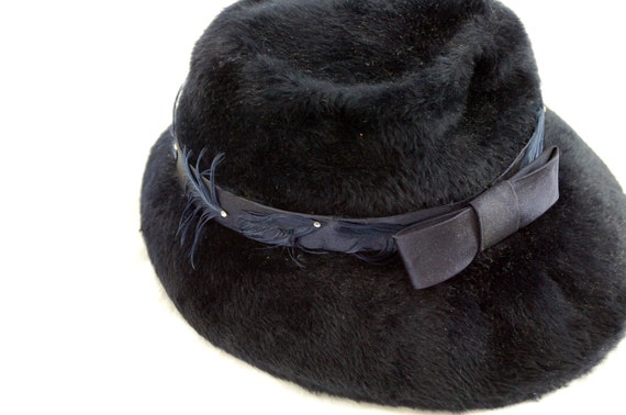 1940s fur felt hat navy blue with feather and rhi… - image 6