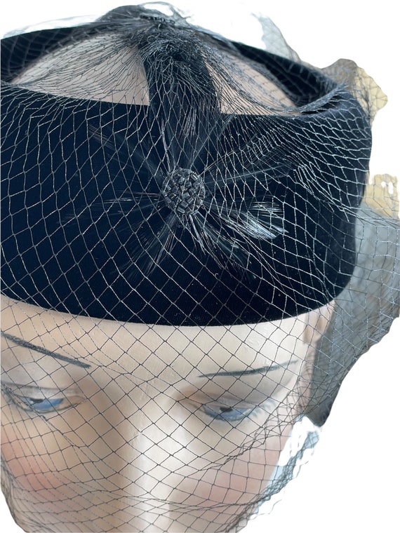 1960s black velvet hat with veil and open crown b… - image 5