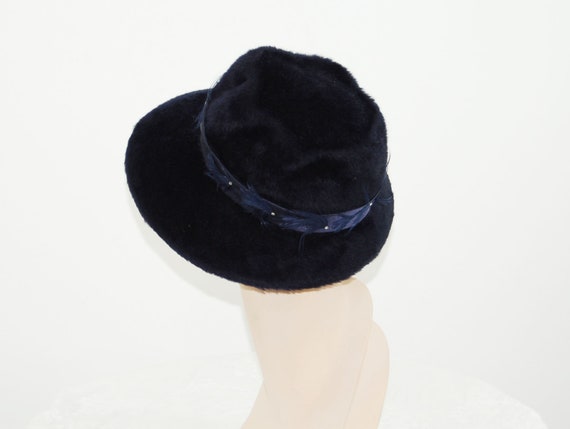 1940s fur felt hat navy blue with feather and rhi… - image 4