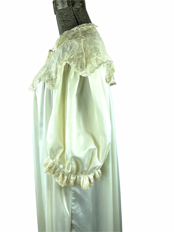 Vintage satin fly away ivory robe with Chantilly … - image 7