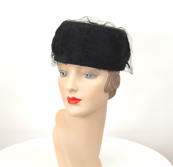 1960s black feather pillbox hat with veil and vel… - image 2