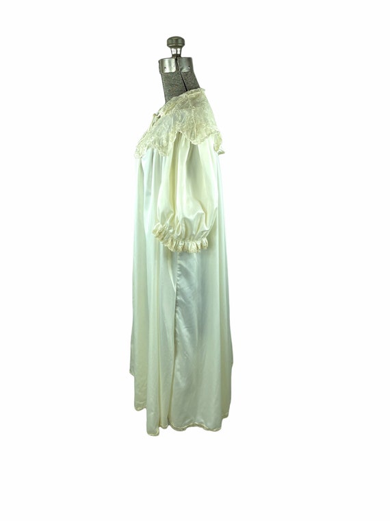 Vintage satin fly away ivory robe with Chantilly … - image 8