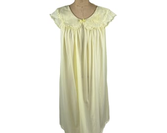 Sweet 1960s nylon nightgown with scalloped collar Size M