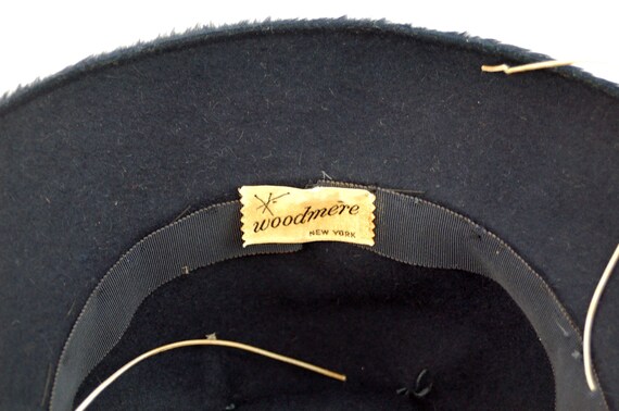 1940s fur felt hat navy blue with feather and rhi… - image 9