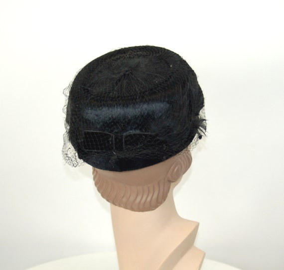 1960s black feather pillbox hat with veil and vel… - image 3