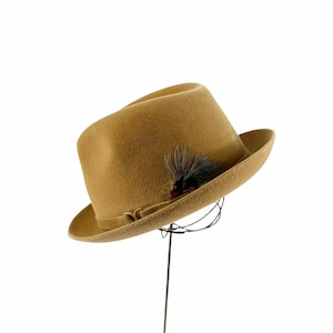 1950s Wool felt fedora with box by Dobbs tan color with feather and harness size 7 1/8