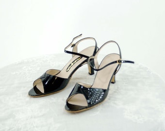 Sandalias negras de charol trenzado con tira trasera y puntera abierta, estilo años 80, de Marguise. Talla 7 M.