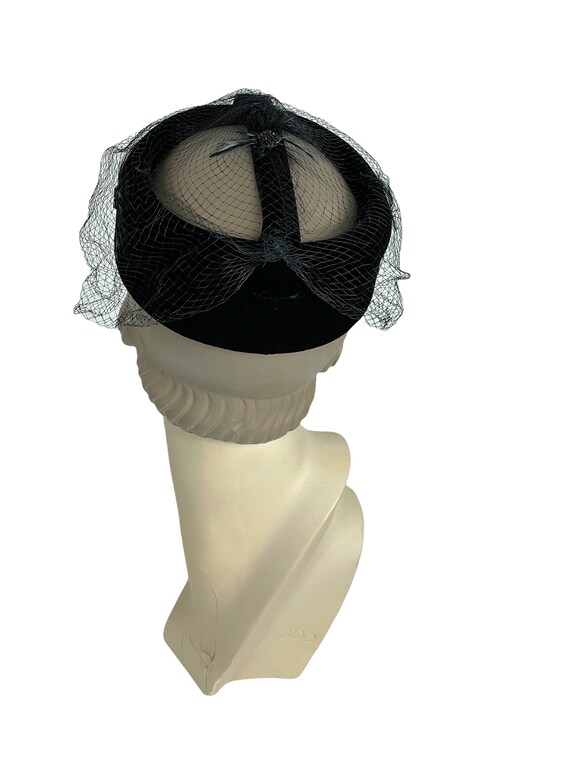 1960s black velvet hat with veil and open crown b… - image 4