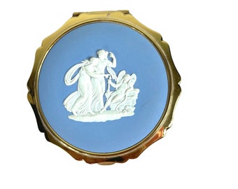 Vintage 1960s Stratton of England Wedgwood blue and white cameo powder compact