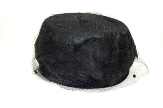 1960s black feather pillbox hat with veil and vel… - image 4