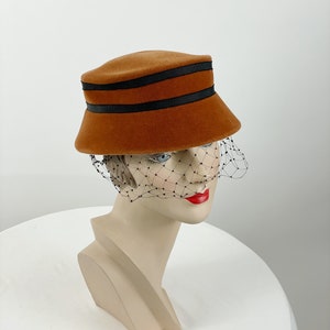 1950s brown felt fur bucket hat in caramel brown and black Size 22.5