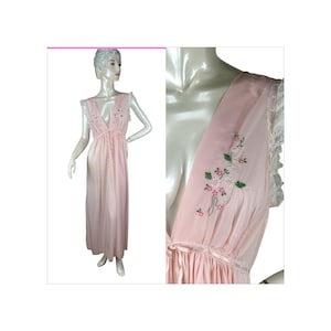 1970s nightgown with hand embroidered flowers by Cheoette Size L