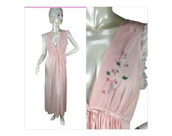1970s nightgown with hand embroidered flowers by Cheoette Size L