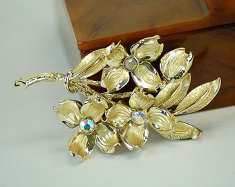 Vintage Coro brooch dogwood flower gold tone flower pin