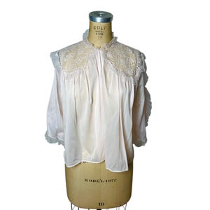 1950s/60s pink bed jacket with lace yoke front and back by Rogers Size M