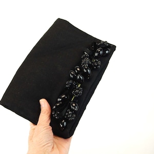 Bolso de noche de lino negro de los años 50 con bayas y cinta de terciopelo.