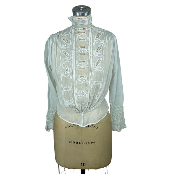 Edwardian white blouse pigeon front with embroide… - image 1