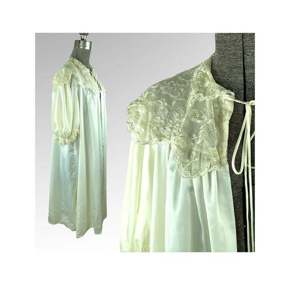 Vintage satin fly away ivory robe with Chantilly … - image 1
