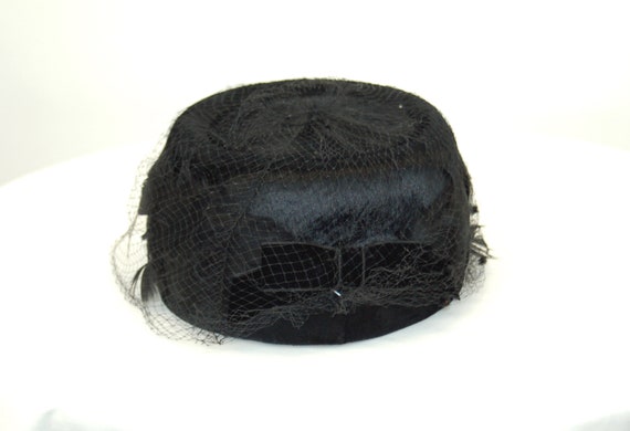 1960s black feather pillbox hat with veil and vel… - image 5
