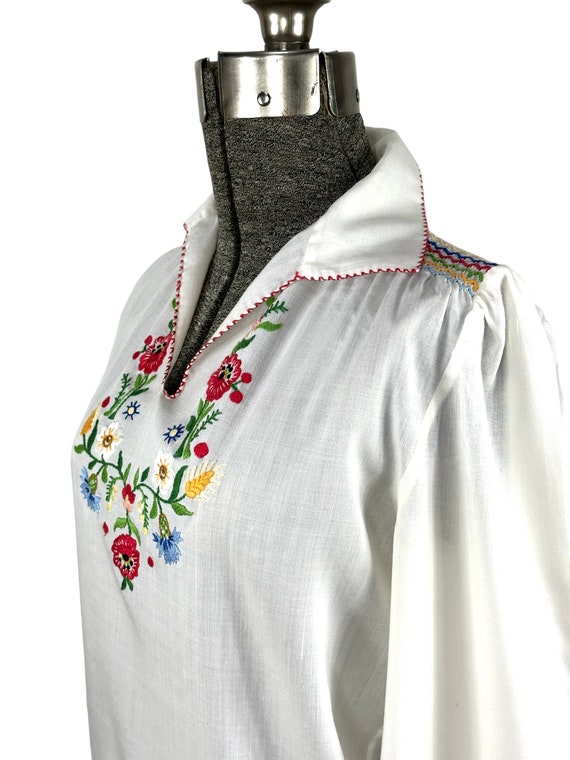 1960s Hungarian blouse hand embroidered Size S - image 3