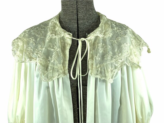 Vintage satin fly away ivory robe with Chantilly … - image 3