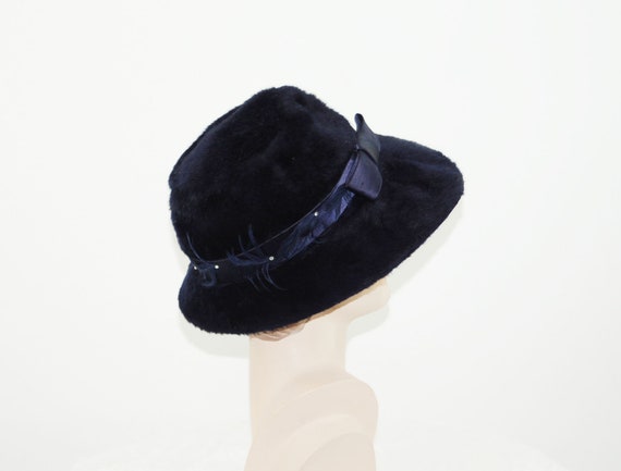 1940s fur felt hat navy blue with feather and rhi… - image 5