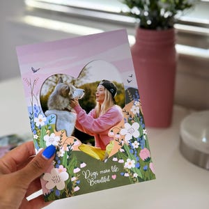 Os cães tornam a vida mais bonita – Cartão postal com moldura de coração floral – Presente para amantes de cães, cartão de lembrança personalizado