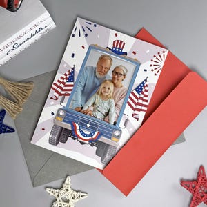 Carte postale avec cadre photo pour voiture du 4 juillet - Carte de défilé patriotique avec fente pour photo 4 x 6 - Cadeau du jour de l'indépendance