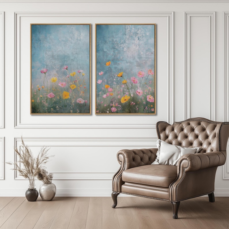 K&ouml;nnte beinhalten: Zwei gerahmte Drucke eines Aquarells mit einem Feld voller rosa und gelber Blumen vor blauem Himmel.