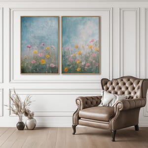 K&ouml;nnte beinhalten: Zwei gerahmte Gem&auml;lde, die ein Feld mit rosa und gelben Blumen vor einem blauen und wei&szlig;en Hintergrund zeigen.