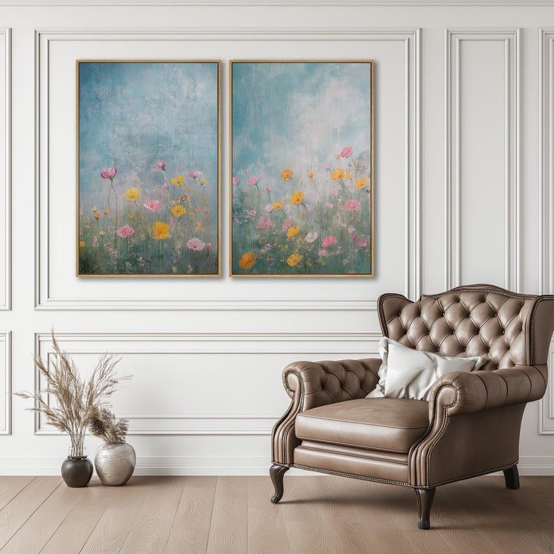 K&ouml;nnte beinhalten: Zwei gerahmte Gem&auml;lde, die ein Feld mit rosa und gelben Blumen vor einem blauen und wei&szlig;en Hintergrund zeigen.