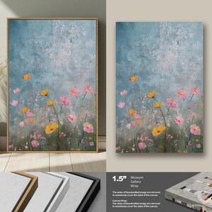 K&ouml;nnte beinhalten: Ein Leinwanddruck eines Aquarellgem&auml;ldes mit einem Feld aus rosa und gelben Blumen vor einem blauen und wei&szlig;en Hintergrund. Der Druck ist in einem 1,5 Zoll gro&szlig;en Museumsgalerie-Rahmen erh&auml;ltlich.