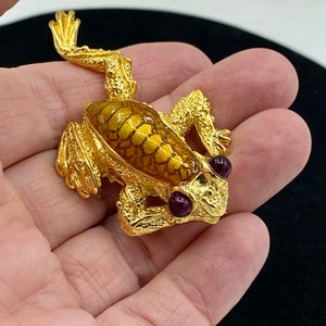 Vintage ondertekende kikker met geel en bruin emaille paarse cabochon ogen broche AE3