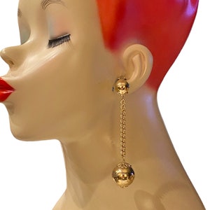 Orecchini pendenti vintage placcati in oro con sfera o perlina dorata oversize, ideali per spolverini da spalla.